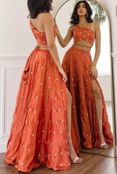 Lehenga Modern Designs, Modern Traditional Outfits Indian, Unique Indowestern Outfits, Modern Indian Bridesmaid Dresses, Bridesmaid Lehenga Designs, Unique Wedding Outfits Indian, Indian Wedding Outfits For Bridesmaid, Unique Indian Dresses, Indian Lehenga Modern