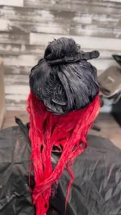 Hair Color Ideas Underneath Colour Red, Hair Color Model 2023, Red Hair Dye Ideas For Brunettes Underneath, Halo Red Hair, Black With Red Halo Hair, Halo Dyed Hair Red, Black Hair With Red Halo, Red And Black Halo Hair, Blue Red Hair Color