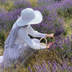 Muslimah Photography, Ootd Poses, Hijab Aesthetic, Lavender Field, Stylish Photo Pose, Muslimah Aesthetic, Hijabi Girl, Lilac Flowers, Lavender Fields