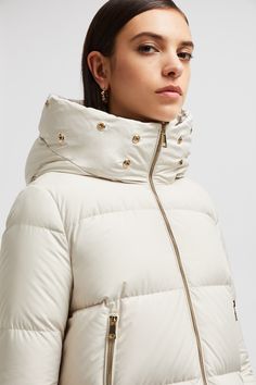 Designed to accompany you throughout the day, the Laichefur down jacket is practical yet feminine. The hooded puffer is crafted from brushed polyester, enhanced by a sophisticated matte finish. Offering adaptable protection, a detachable shearling collar completes the warmer. Personalized Jacket, Outdoor Trekking, Summer Gifts, Cardigan Shirt, Outerwear Outfit, Down Jackets, Ski Pants, Shell Jacket