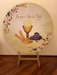 a decorative plate with the words en son o passe su viea and grapes on it