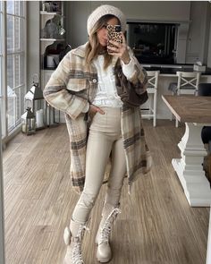 Leggings Outfit Winter, Outfit Botas, 50th Clothes, Cold Fashion, Look Legging, New Look Fashion, Winter Fashion Outfits Casual, Beige Outfit, Neue Outfits