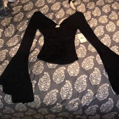 Absolutely Gorgeous Top From Free People. Never Worn! Billow Sleeves And Very Flattering Scrunched Torso. Fast Shipping & All Offers Considered! Nwt Goth Tops Women, Goth Tops, Club Attire, Free People Black, Edgy Outfits, Fancy Dresses, Black Top, Free People Tops, Stylish Outfits