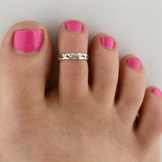 SIZING METHOD for Toe or Midi Rings: 1) For Toe Rings, use half of your shoe size, or your full pinkie size (80% accurate) 2) Measure your Toe/Finger using a string or Dental Floss * With a piece of string or dental floss, wrap it snugly but not tight at the part of the toe/midi where you want the ring will lay (on the toes, typically between the knuckles) and mark it where the ends meet. * Lay your measured string on the mm side of a ruler and get a mm measurement. * Look up your size on the ch Halo Engagement Ring Emerald, Toe Ring Designs, Legs Ring, Ring Finger Tattoos, Ring Tattoos, Hawaiian Flower, Silver Toe Rings, Plastic Ring, Midi Ring