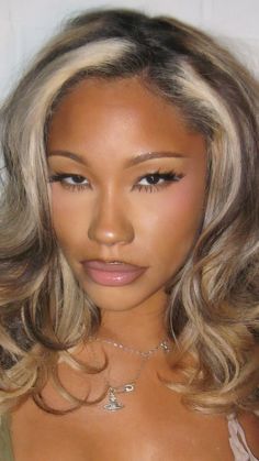 Blonde Black Women, 2000s Makeup Looks, Natural Beat, Baddie Hair, Sultry Makeup, Face Beat Makeup, Different Makeup Looks, Haute Hair, Makeup For Black Skin