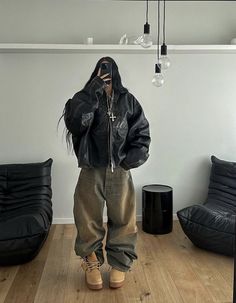 Timberland Outfit, Look Hip Hop, Timberland Outfits, Streetwear Girl, Pinterest Style, Leather Jacket Outfits, Tomboy Style Outfits