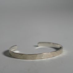 Descripción del producto: ¿Por qué es tan caro?
Historia del producto


Información general del producto
Este brazalete está hecho de plata esterlina.
Cada producto está hecho a mano por artesanos. La plata esterlina se derrite, se golpea y se estira en forma de barra. La barra se dobla y se diseña una por una, lo que hace que este consuma mucho tiempo.
El diseño simple es fácil de usar en la vida diaria y puede ser utilizado por todos los géneros. Es un producto único que muestra diferentes exp Minimal Silver Jewelry, Different Expressions, Product Story, The Bangles, Craft Markets, Silver Bangle, Traditional Crafts, A Bar, Silver Bangles