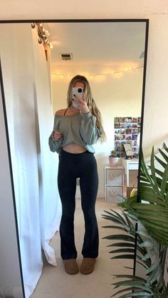 Comfy Wear Aesthetic, Cozy Outfit For School, Flare Out Leggings Outfit, Basic Outfit Inspo Casual, Cute Outfits Clean Girl, Bday School Outfit, Girly Basic Outfits, Cozy Basic Outfits, Outfit Inspo Flared Leggings