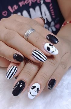 Halloween Nails Art Ideas, Beginner Halloween Nails, Cute Halloween Nails Easy, Square Nail Designs Halloween, Jack Skellington Nail Designs, Easy Nightmare Before Christmas Nails, Jack Skellington Nail Art, Easy Black Halloween Nails, Nmbc Nails