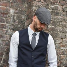 "🦌 VERSATILE: This classic ivy cap for men is made of 100% cotton, and is sure to become your take-everywhere Gatsby cap. While well-suited for the summer months, you'll be tempted to wear this Irish flat cap all year long. 👁️ CLASSIC LOOK: This flat cap provides for a casual yet stylish look, with subtle patterning adding to the effect. This Irish cap is sure to enhance any man's look, and is easy to pair with both elegant and everyday attire. 🔨 QUALITY CRAFTSMANSHIP: Our driving hat is made Newsboy Hat Outfit Mens, Flat Cap Men Outfit, Gatsby Mens Fashion, Irish Flat Cap, Mens Newsboy Hat, Driving Hat, Gatsby Hat, Flat Cap Men, Ivy Hat