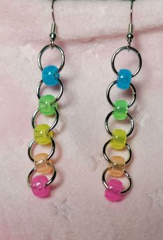 Rainbow dangly Mini pony beads and jump ring earringsUV reactiveSuper cutefunColorfuluniqueChoose pink to blue or blue to pink. Kandi Earrings, Jump Ring Earrings, Trendy Diy Jewelry, Pony Bead Jewelry, Diy Earrings Easy, Mini Pony, Jewelry Making Earrings, Chain Maille Jewelry