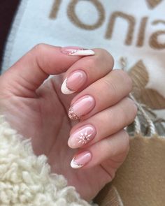 47 IRRESISTIBLE CHRISTMAS NAILS YOU'LL WANT TO COPY - Stylin by Sarita Holiday Nails Summer, White Nails With Glitter, Pink Nails With Glitter, Oval Shaped Nails, French Tip Nail Art, Pink Summer Nails, Nails With Glitter, Festive Nail Art