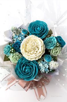 Cupcake bouquet filled with seven blue and white  buttercream flowers. Flowers include hydrangeas, roses, and peonies. Blue Cupcake Bouquet, Buttercream Flowers Cupcakes, Cupcake Flower Bouquets, Cupcake Piping, Blue Cupcakes, Buttercream Cupcakes