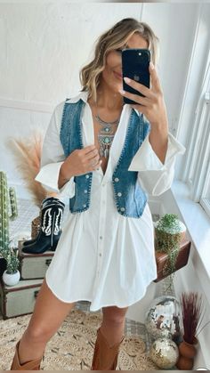 Country Outfits Rodeo, Country Music Outfit Women, Outfit Inspo Fall Western, Fall Festival Outfit 2024, Western Outfits Women Jeans Cowboy Boots, Fall Country Music Concert Outfit, Jeans With Cowboy Boots Outfits, Country Bar Outfits Women, Boho Concert Outfit Fall