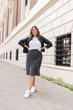 Todays Womens Fashion, Retro Midsize Outfits, Black Skirt Plus Size Outfits, Mid Size Office Outfits, White Shirt Leather Jacket, Skirt Outfit Inspiration, Split Skirt Outfit, Midsize Outfit, Skirt Outfit Summer