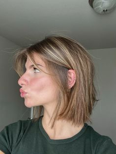 Short hair, highlights, chunky highlights, brunette hair #shorthairstyles #hair #haircut #bobcut #highlights #chunky #brunettehighlights Short Brunette Highlights, Dyed Hair Inspiration Short Hair Brown, Cap Highlights Short Hair, Highlights In Bob Haircut, Brunette Blonde Highlights Short, Blonde Partial Highlights Short Hair, Brown With Highlights Short Hair, Brunette Bob With Blonde Highlights, Shirt Hair With Highlights