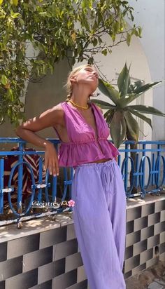 Summer Work Outfits Europe, Summer Style 2020, Purple Linen Pants Outfit, Colorful Feminine Outfits, Purple Beach Outfit, Summer 2024 Outfits Trends, Pink Linen Pants Outfit, Charleston Outfits Summer, Cruise Carribean