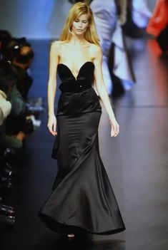 F/W 1995 Valentino Garavani Runway Black Satin Velvet Plunging Bust Gown For Sale at 1stDibs Valentino Evening Dress, Valentino Archive, Types Of Gowns, Valentino Runway, Valentino Dress, 90's Fashion, Valentino Black, Runway Dresses, Strapless Gown