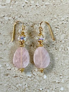 Rose Quartz earrings featuring a 25MM carved rose quartz teardrop stone accented with an 8MM aurora Borealis crystal rondelle bead and gold plated bead caps.  Earwires are gold filled.  Earrings measure 1 1/2 inches.  Handmade Rose Gold Beaded Earrings, Beaded Crystal Earrings, Crystal Bead Jewelry Ideas, Stone Earrings Diy, Gemstone Bead Earrings, Rondelle Beads Ideas, Bead Earrings Ideas, Earrings Handmade Boho, Green Amethyst Earrings