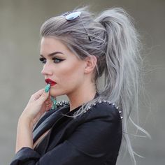 21 Pinterest Looks That Will Convince You to Dye Your Hair Grey - Livingly Messy Ponytail Hairstyles, Sarah Drew, 얼굴 드로잉, Messy Ponytail, Silver Hair Color, Grey Hair Color, Anne Hathaway, Emma Stone, Grunge Hair