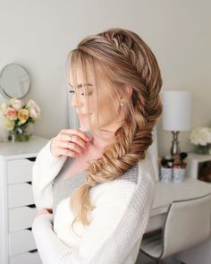 Penteados para casamento: 90 ideias para madrinhas e convidadas Side Fishtail Braid, Braided Hairstyles For Long Hair, Long Hair Braids, Best Braid Styles, Fish Tail Side Braid, Side Braid Hairstyles, Braid Inspiration, Braid Hairstyle, Fishtail Braid