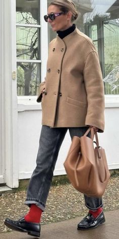 Minimalist Moda, Red Socks, Sock Outfits, Mode Casual, Looks Street Style, 가을 패션, Style Mistakes, Fashion Over 50, Looks Style