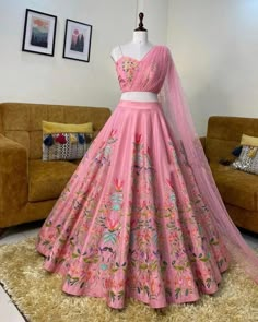 Wedding Outfits For Girl, Traditional Lehnga Design, Designer Ghagra Choli Outfit, Ghagra Choli For Wedding, Wedding Choli Designs, Ethnic Outfits For Wedding, Non Bridal Lehenga Outfit, Lehnga Choli Designs Weddings, New Design Lehenga