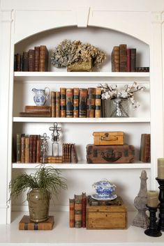 How to Use Books for Decoration with Booth and Williams Using Old Books To Decorate, Bookshelf Decor With Books, Staging Bookshelves, Bookshelf Styling Living Room, Vintage Shelf Decor, Shelf Arrangement, Home Decor Wallpaper