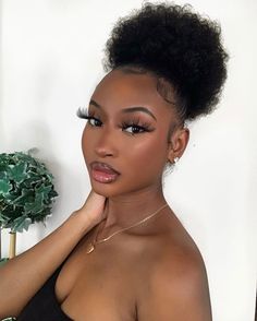 Pineapple Hairstyle, Afro Natural, Dark Skin Makeup, Grunge Hair, Natural Hair Color, Homecoming Makeup, Girls Makeup