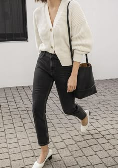 Minimal Stil, Modern Fashion Outfits, Minimalist Moda, Looks Jeans, Girls Fall, Look Retro, Paris Mode, Elegante Casual, Mode Inspo