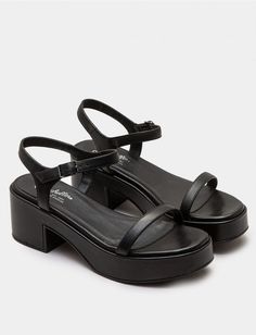 salto plataforma preto, aesthetic, style... Black Sandals Aesthetic, Platform Sandals Aesthetic, Cute Heels Classy, Aesthetic Sandals, Sandals Aesthetic, Summer Platform Sandals, Staple Shoes, Vintage Sandals