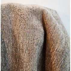 the back of a sweater that is made out of wool and has an open neck