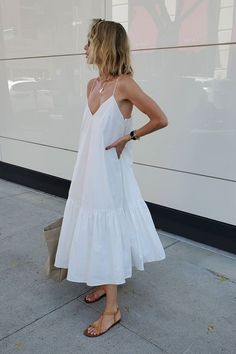 White Outfit Ideas, White Beach Dress, Cute White Dress, White Beach, White Outfit, Minimal Chic, Anine Bing, Feminine Outfit, Sand Color