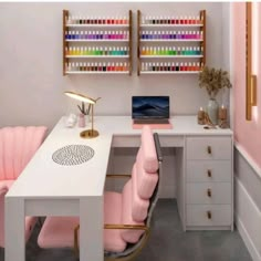 estúdio Nails design. salão Nails designer Interior Design For Nail Salon, Cute Nail Salon Ideas, Salon Nails Ideas Design, Nail Salon Suite Ideas, Nail Salon Ideas Small Spaces, Small Nail Room, She Shed Nail Salon, Mesa Nail Designer, Nail Shed Ideas