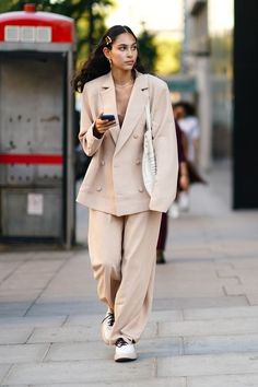 London Street Fashion, 2020 Street Style, London Fashion Week Street Style, London Fashion Weeks, Fashion Week Outfit, Chloe Sevigny, Paris Mode, Fashionista Style, Uk London