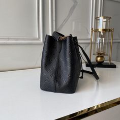 Louis Vuitton NeoNoe MM Bag – Reeby Bags Néonoé Mm, Louis Vuitton Neonoe, Mean It, Timeless Handbag, Vuitton Bag, Exclusive Bag, New Bag, Brunei, Cowhide Leather