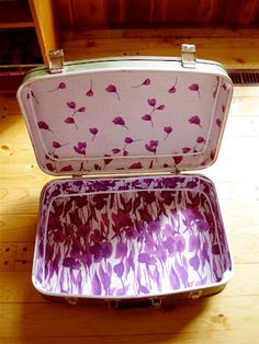 sweet! instructions for relining old suitcases. and no sewing! Painted Suitcase, Cardboard Suitcase, Suitcase Decor, Diy Suitcase, Vintage Train Case, Black Spruce, Cute Suitcases, Old Suitcases, Nothing Special