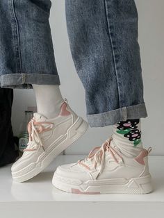 Tênis Casuais com Solado Grosso, Estampa de Retalhos Bicolor, Cadarço e Cor Única Branco         Women Shoes, size features are:Bust: ,Length: ,Sleeve Length: White Sneakers Men, Skater Shoes, Women Casual Shoes, Sporty Sneakers, Summer Sneakers, White Sneakers Women, Casual Sneakers Women, Long Sleeve Tops Casual, Casual Athletic