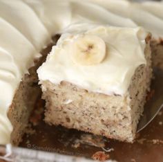 a close up of a piece of cake on a plate with the words cobrartura de bolo