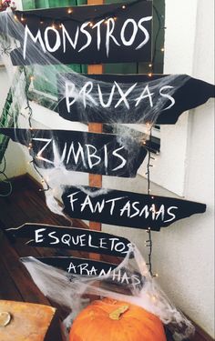 a sign that says monstros, praxas, zmbis, fantasms, esqueletos, and arama