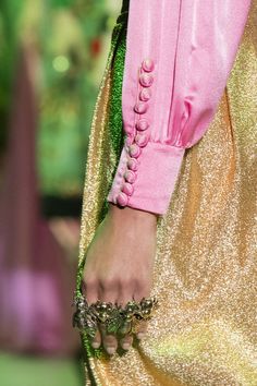 Gucci at Milan Fashion Week Fall 2017 - Details Runway Photos Gucci 2017, Unconventional Fashion, Gucci Runway, Alessandro Michele, Fashion Advertising, Gucci Accessories, Runway Show, Fantasy Fashion