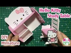 YouTube Kuromi Doll House, Hello Kitty Doll House, Diy Hello Kitty Crafts, Miniature Desk Diy, Hello Kitty Dollhouse, Easy Diy Miniatures, Diy Barbie School Desk, Sanrio Desk Tray, Hello Kitty Diy