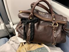 Inside My Bag, Miu Miu Bag, Fancy Bags, Brown Bag, Pretty Bags, Essential Bag, Purse Accessories, Mode Inspo, Cute Bags