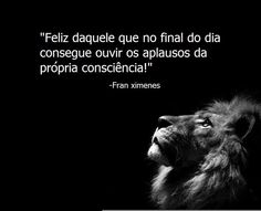 a black and white photo with a lion in the foreground saying, feliz daquete que no final do dia consequer os appalados da proporas aplasos da propria conscenicia