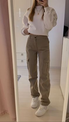 Crop Joggers Outfit, Elegant Cargo Pants, Beige Outfit Ideas Casual, Beige Cargo Winter Outfit, Taupe Cargo Pants Outfit, Cargo Khaki Pants Outfits, Kakhi Pants Outfit Women, Kacki Pants Outfit, Beige Cargo Pants Outfit Winter