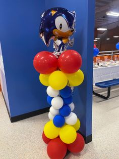 balloons are stacked on top of each other in the shape of sonic the hedgehog