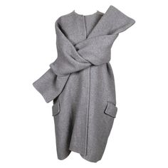 Gray Cashmere Outerwear For Work, Gray Cashmere Workwear Outerwear, Luxury Gray Long Sleeve Outerwear, Phoebe Philo Chloe Runway, Old Celine Phoebe Philo, Phoebe Philo Celine Campaign, Celine Phoebe Philo, Luxury Single-breasted Gray Outerwear, Exaggerated Sleeves