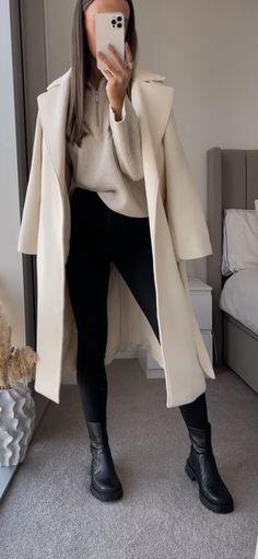 Beige Coat, Cold Outfits, Looks Street Style, Mode Inspo, Looks Chic, Autumn Outfit, Fall Fashion Outfits