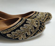 Introducing our exquisite handcrafted ladies Cream & Beige khussa jutti, a blend of elegance and tradition designed to adorn your feet with timeless beauty. Crafted with meticulous attention to detail, this stunning khussa features a captivating Grey hue embellished with a delicate gold floral pattern, accentuated by shimmering sequins for a touch of opulence. NOTE : Product colour may slightly vary. Thank you Jutti Punjabi, Moroccan Shoes, Punjabi Jutti, Punjabi Wedding, Cream Beige, Gold Floral, Embroidery Work, Festival Season, Wedding Shoes