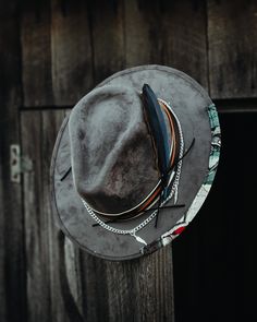 Fedora premiere model MACAW with stainless steel hardware, made of gamuzina (extra fine fabric with peach finish) and an exotic macaw feather. It is an exclusive design of our brand, made in Mexico with top quality materials. You definitely won't go unnoticed Its wing measures 6cm, totally straight makes it a special design. Woman Hats Fashion, Custom Fedora Hat, Mens Hats Vintage, Macaw Feathers, Cowboy Hat Design, Custom Cowboy Hats, Dirty Hippie, Mens Hats Fashion, Mens Fedora